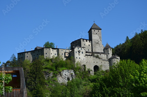 Burgruine auf einer Anhöhe mit Wald und blauem Himmel / Castle ruin on a hill with forest and blue sky © BP-Creative