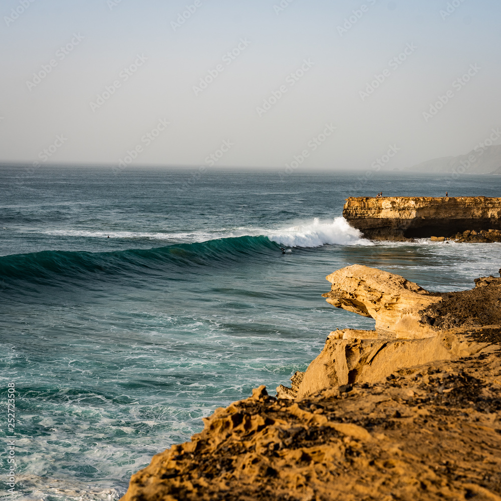 Naklejka premium deska surfingowa hiszpania- spot- wakacje zimowe