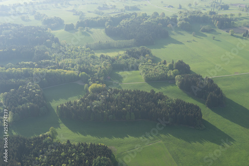 Wald- und Wiesenlandschaft in Oberbayern