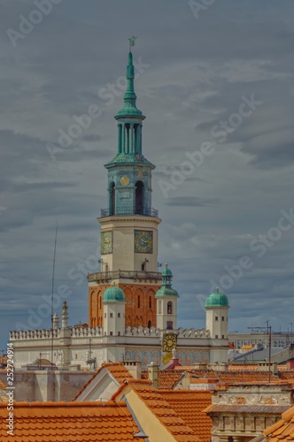Poznań widziany z dachu restauracji, widok na wieżę renesansowego ratusza w Poznaniu oraz dachy okolicznych kamienic