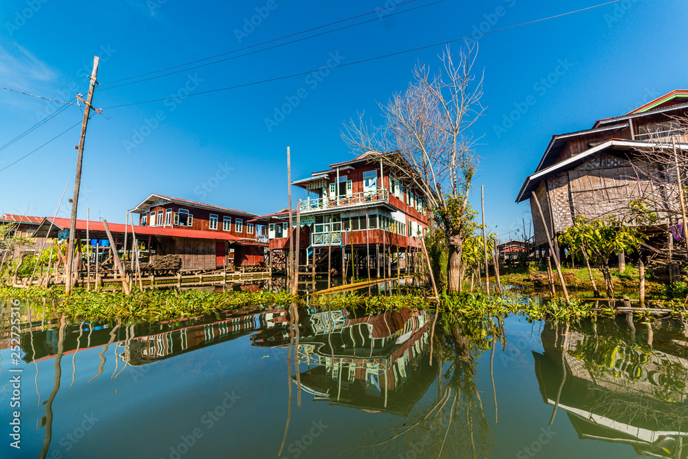 Passeando de barco em Inle Lake, Myanmar.