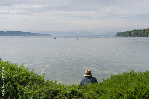 Mann mit Hut blickt entspannt auf den Starnberger See