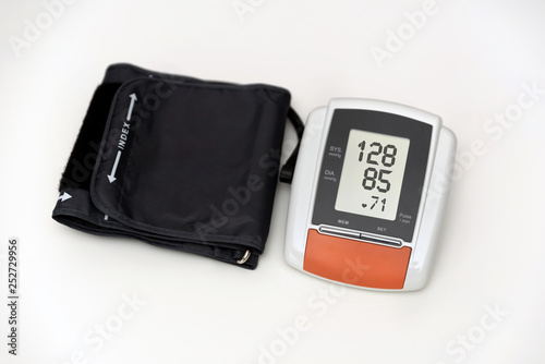 Digital blood pressure monitor