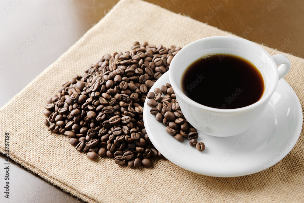 コーヒー豆とコーヒーのイメージ コーヒー豆とコーヒーのイメージ