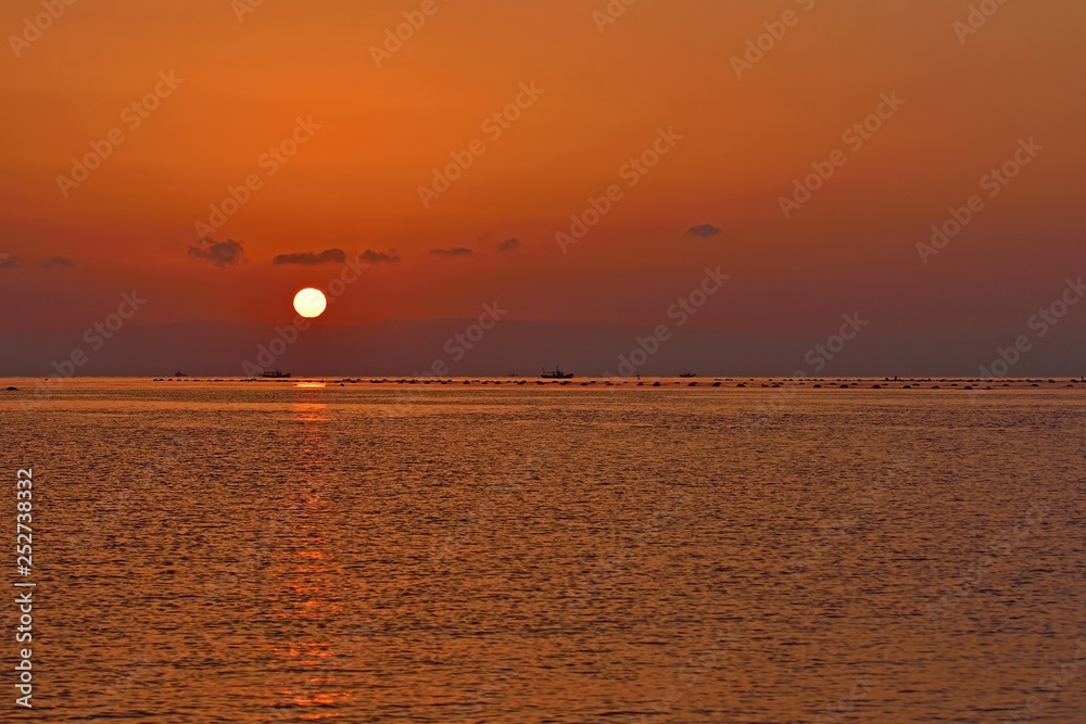 大阪湾に登る朝日の情景 大阪湾に登る朝日の情景