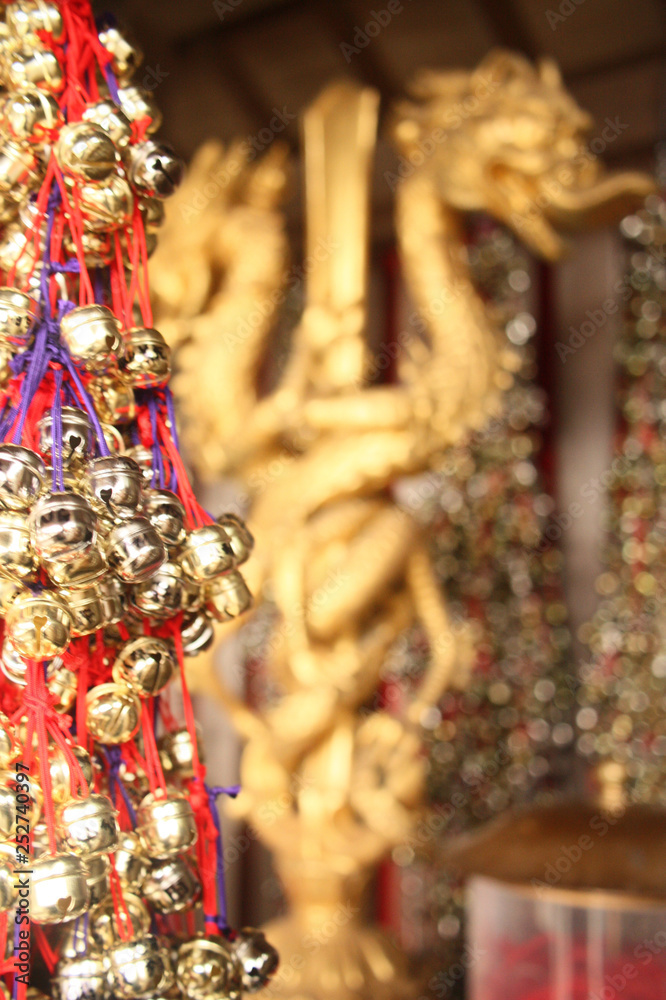 Fototapeta premium 高尾山の仏像と鈴