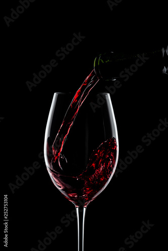 ワインをグラスに注ぎ入れる