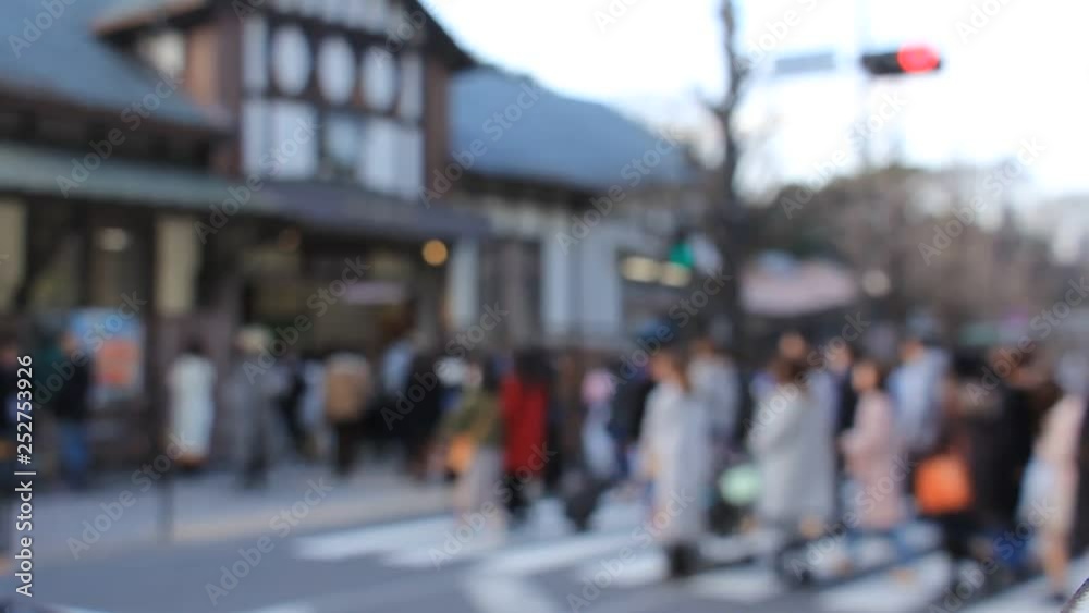 東京 横断歩道を歩く人々 原宿駅前 土曜日 東京 横断歩道を歩く人々 原宿駅前 土曜日