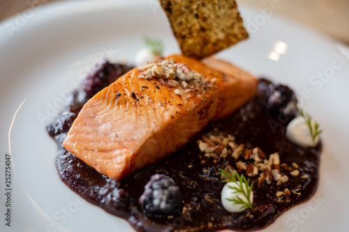 Obraz na płótnie salmon con salsa