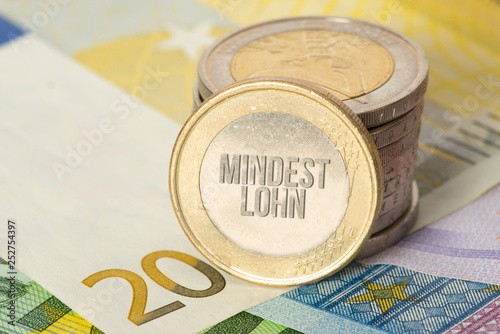 Euro Geldscheine und Münzen und der Mindestlohn photo