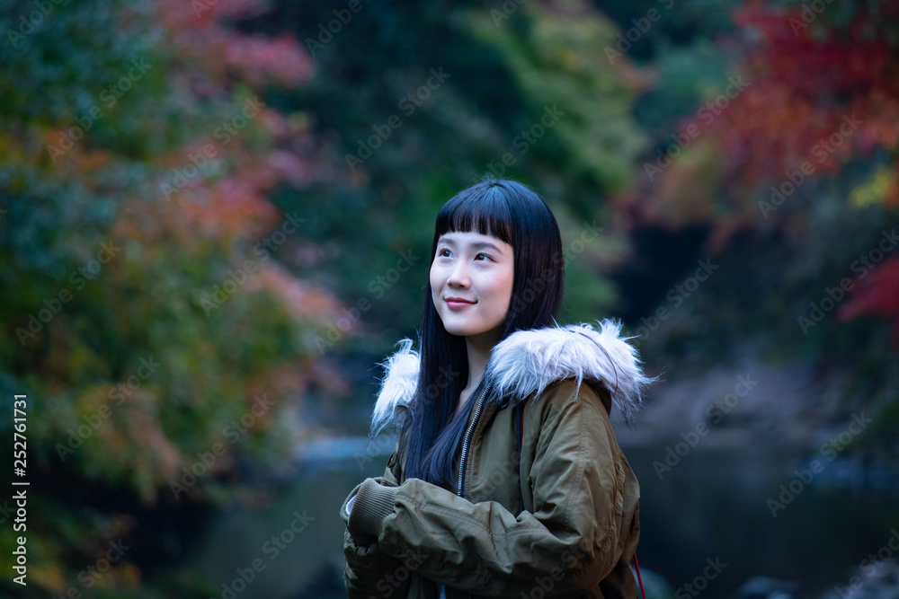 紅葉と女の子 紅葉と女の子