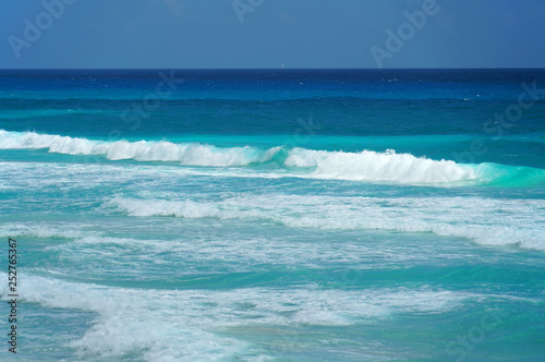 Fototapeta Naklejka Na Ścianę i Meble -  landscape of sea waves at beach in Caribbean sea