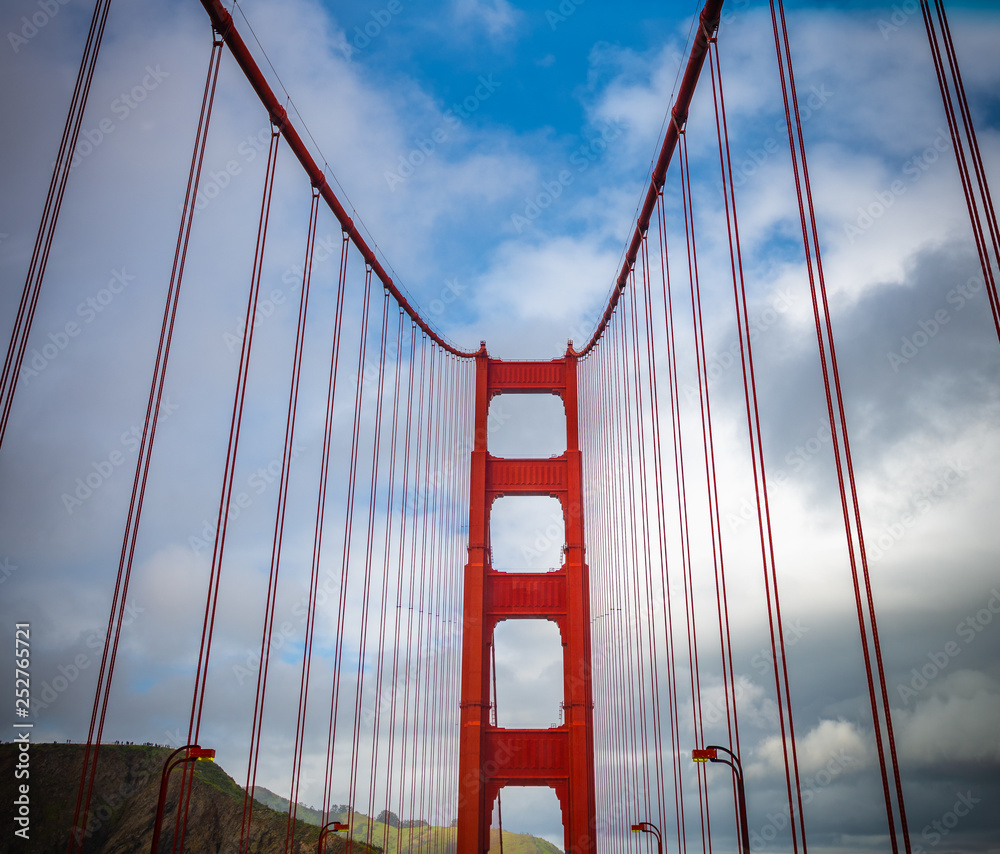 Obraz premium Tower and cables of the Golden Gate Bridge