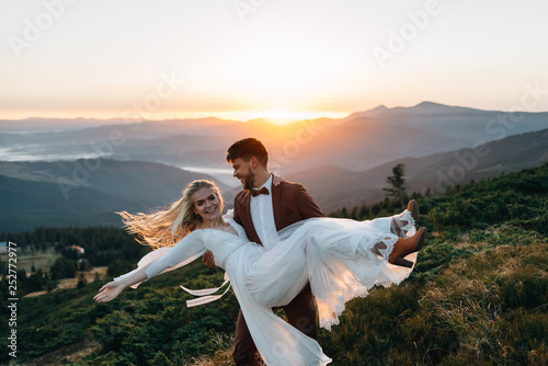 Fotografía The love story of girls and men. Walk on the mountain slopes.