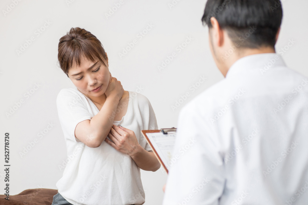 カウンセリングを受ける女性(首) カウンセリングを受ける女性(首)