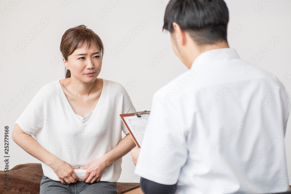 カウンセリングを受ける女性（お腹）