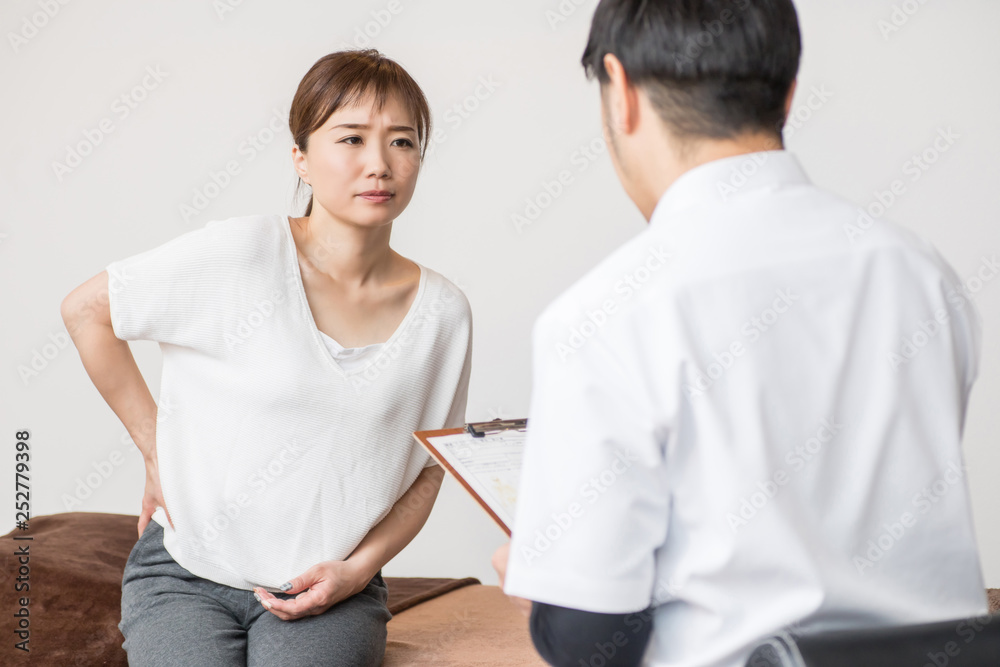 カウンセリングを受ける女性（腰）