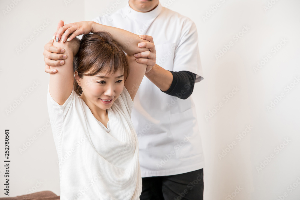 ストレッチ整体を受ける女性