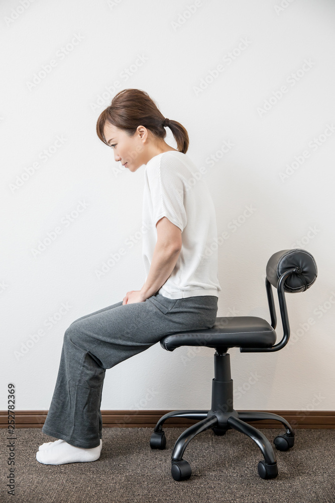 姿勢の悪い女性 姿勢の悪い女性