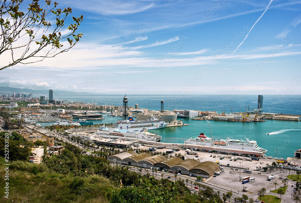Obraz premium View of the port of Barcelona on a summer sunny day.