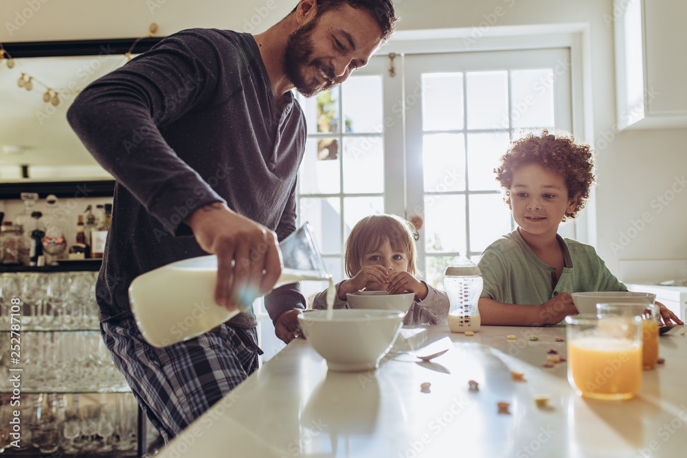 Father preparing breakfast for his kids - obrazy, fototapety, plakaty 