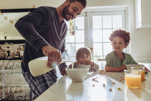Stampa su tela Father preparing breakfast for his kids