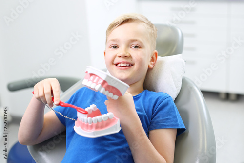 Prawidłowe szczotkowanie zębów, dziecko u dentysty photo