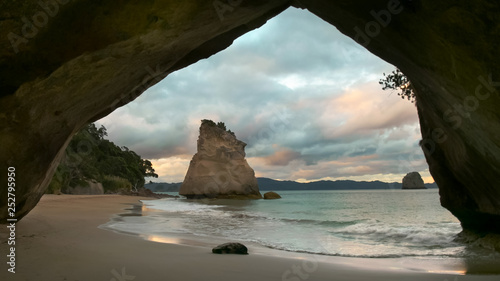 Fotografering sunset at cathedral cove on the coromandel peninsula in nz