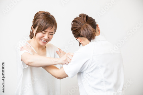 看護師を殴る女性