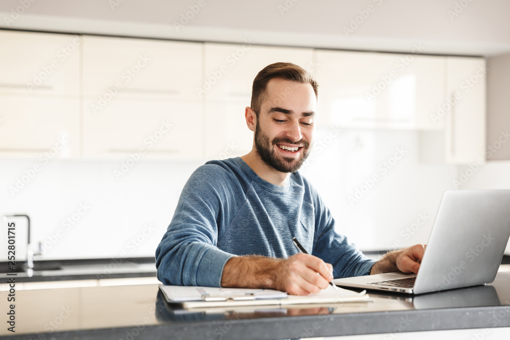 Fototapeta premium Szczęśliwy przystojny mężczyzna freelancer