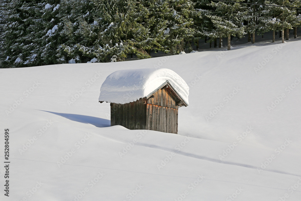 Hütte - Allgäu - Winter - eingeschneit - Pulverschnee Hütte - Allgäu - Winter - eingeschneit - Pulverschnee