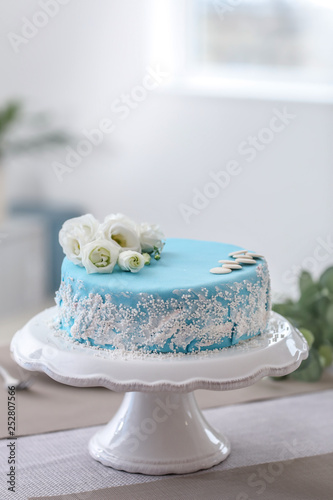 Fototapeta Naklejka Na Ścianę i Meble -  Beautiful cake on table