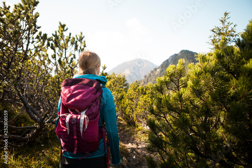 Wandernde Frau in den Bergen 