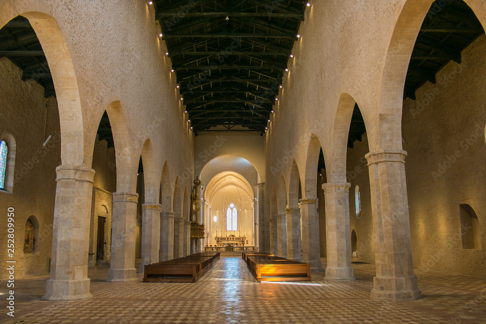 Interno della basilica romanica di Santa Maria di Collemaggio a l'Aquila