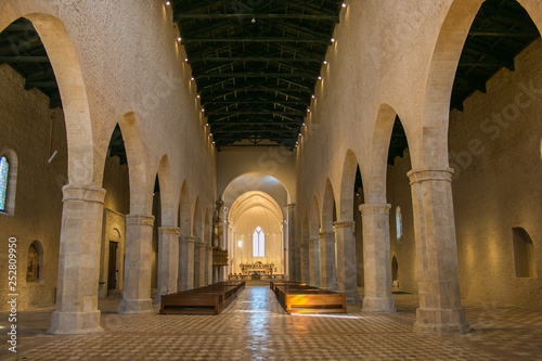 Interno della basilica romanica di Santa Maria di Collemaggio a l Aquila
