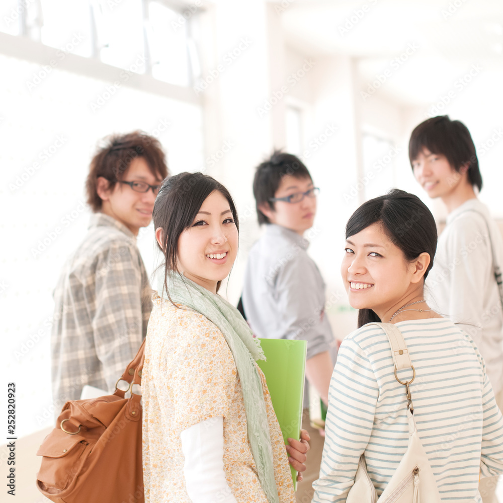 Obraz premium 大学の廊下を歩く大学生