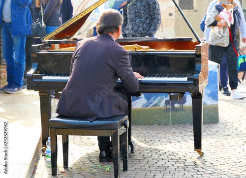 Pianist spielt im Freien Klavier