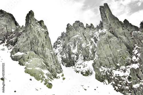 Sierra de Gredos, España, ambiente alpino perfecto para deportes de aventura como alpinismo, escalada o sencillamente para practicar espectaculares rutas de senderismo © AnaSofia