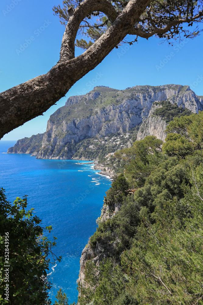 Capri Amalfi Küste:  Traumhafter Aussblick über das azur blaue Mittelmeer auf den Monte Solaro und das Dorf Anacapri auf der Insel Capri