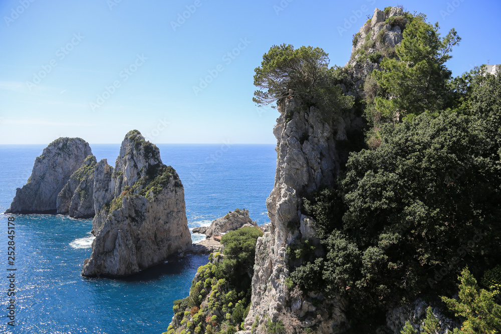 Capri Amalfi Küste: Seitlicher Blick auf die berühmten Faraglioni Felsen von Capri