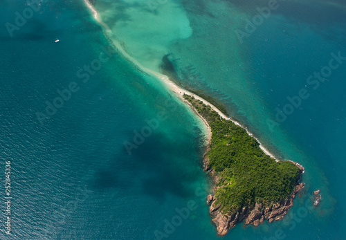 An aerial photo of an island in Whitsundays in Australia