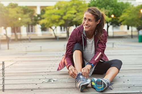 Obraz Kobieta nosi buty sportowe