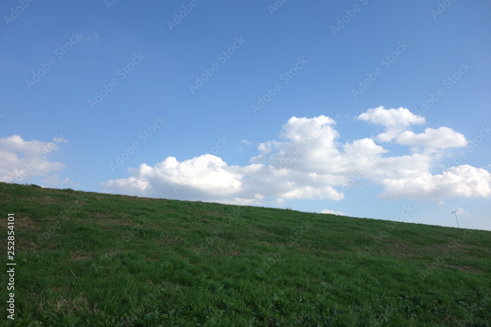 青い空と緑の丘