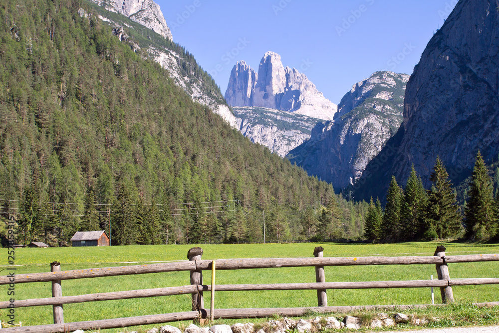 Drei-Zinnen-Blick im Höhlensteintal, Südtirol, Italien