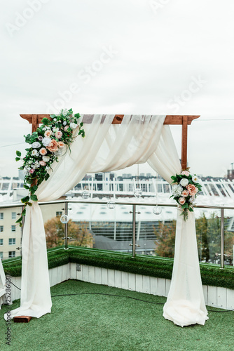 wedding ceremony, arch, outside © Yevhenii
