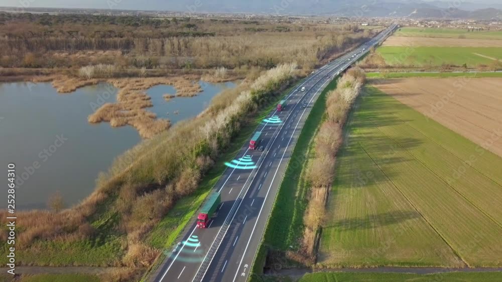 Camion elettrico per trasporto automatico con guida autonoma futuristica in autostrada. Interconnessione tra mezzi di trasporto wireless con frenata assistita senza inquinamento.