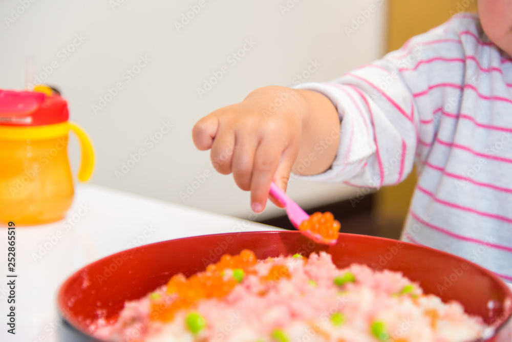 ちらし寿司を準備する子供 ちらし寿司を準備する子供