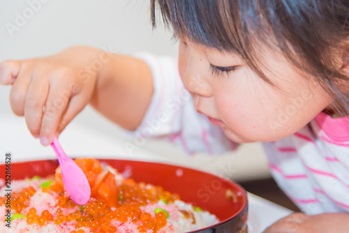 ちらし寿司を準備する子供