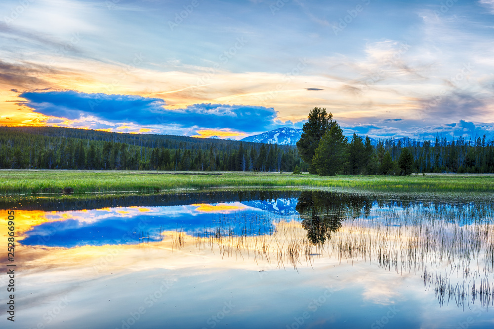 Fototapeta premium Sunset and Yellowstone