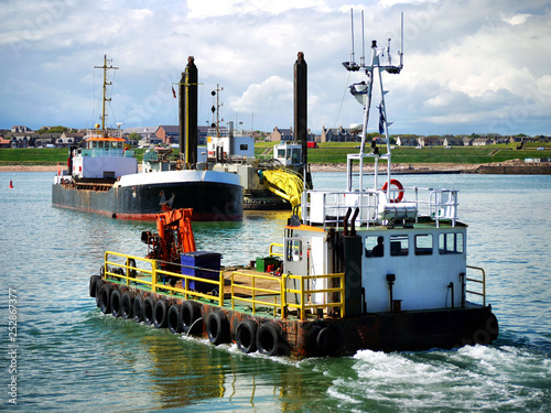 Φωτογραφία Port Construction Project vessels engaged in harbour reclamation work